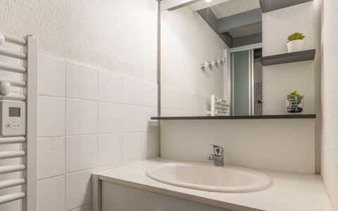 Capbreton 606: Mirror, Tap, Plumbing Fixture, Bathroom Sink, Bathroom Cabinet, Sink, Building, Furniture, Property, Bathroom