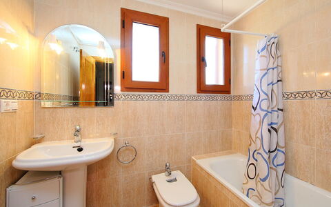 Balcon de Finestrat: Bathroom, Property, Room, Interior Design, Tile, Wall, Real Estate, Ceiling, Sink, Architecture