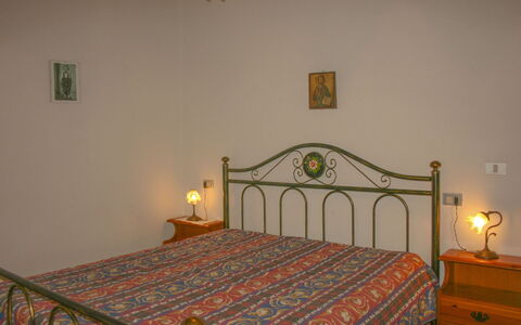 Pozzonovo: Bed, Bedroom, Bedding, Furniture, Bed Sheet, Linens, Interior Design, Bed Frame, Floor, Room
