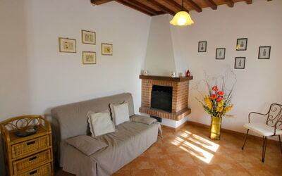 Onice: Room, Property, Furniture, Floor, Building, Interior Design, Living Room, Wall, House, Ceiling
