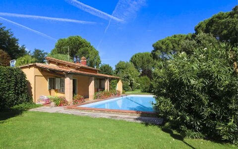 Pagliazzone: Swimming Pool, Shrub, House, Home, Residential Area, Resort, Garden, Cottage, Shade, Estate