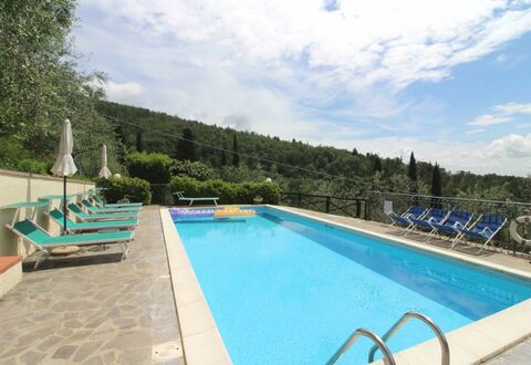 Agriturismo Arcobaleno: Water, Sky, Cloud, Plant, Swimming Pool, Tree, Azure, Chair, Outdoor Furniture, Building