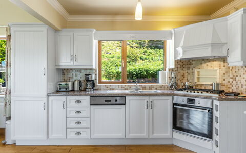 Cuascrome: Cabinetry, Countertop, Kitchen Appliance, Kitchen, Kitchen Stove, Wood, Home Appliance, Drawer, Interior Design, Wood Stain