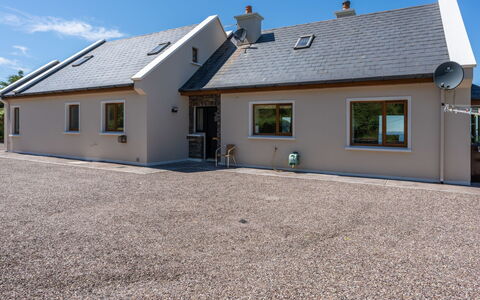 Cuascrome: Sky, Building, Property, Window, Door, House, Land Lot, Asphalt, Residential Area