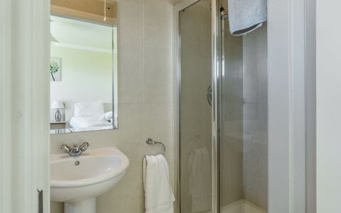 Cuascrome: Mirror, Tap, Bathroom Sink, Property, Plumbing Fixture, Sink, Bathroom, Wood, Interior Design