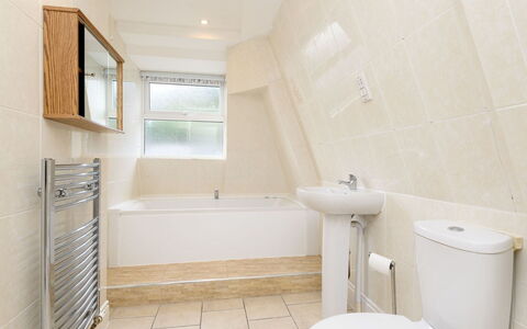 Looe 107: Plumbing Fixture, Tap, Building, Bathroom, Window, Toilet, Bathroom Sink, Sink, Interior Design, Toilet Seat