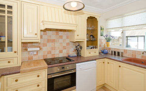 1 School Cottages: Countertop, Cabinetry, Property, Kitchen Sink, Kitchen, Sink, Drawer, Window, Kitchen Appliance, Tap