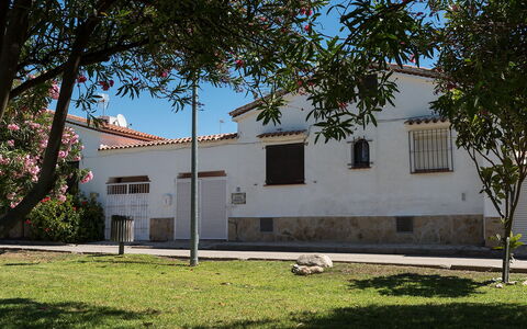 Sagenta: House, Property, Architecture, Building, Home, Real Estate, Tree, Facade, Sky, Estate