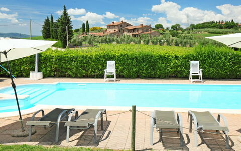 Castiglione del Lago 130: Water, Cloud, Plant, Sky, Daytime, Property, Swimming Pool, Azure, Tree, Rectangle
