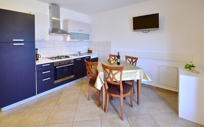 Laurus 402.3: Room, Property, Furniture, Kitchen, Floor, Building, Interior Design, Cabinetry, Countertop, House