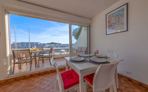 Les Régates: Table, Furniture, Property, Chair, Sky, Wood, Interior Design, Floor, Wall, Real Estate