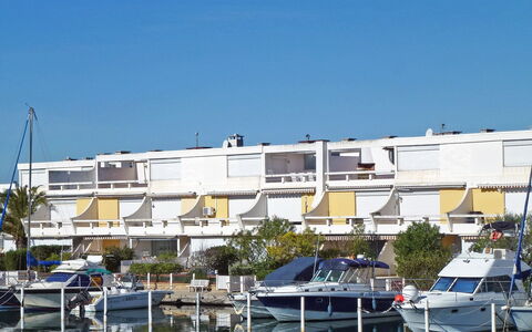 Les Régates: Property, Sky, Residential Area, Marina, Town, Building, Neighbourhood, Urban Area, Real Estate, Apartment