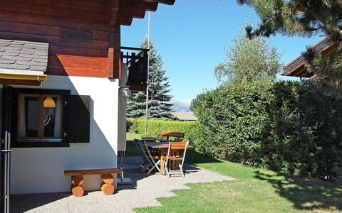 Coucordin: Property, House, Home, Real Estate, Building, Yard, Backyard, Grass, Architecture, Cottage