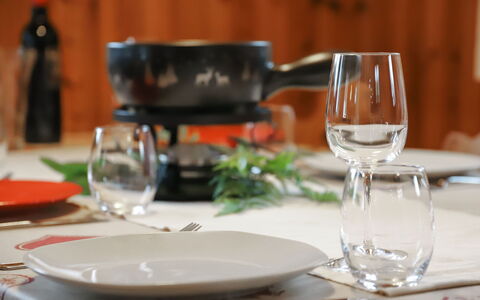 Coucordin: Tableware, Serveware, Food, Drinkware, Dishware, Stemware, Table, Ingredient, Plate, Wine Glass