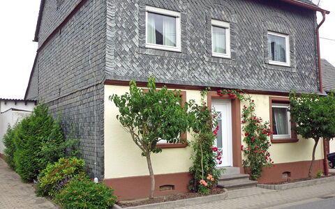 Haus Irmgard: Plant, Building, Window, House, Cottage, Wood, Residential Area, Facade, Road Surface