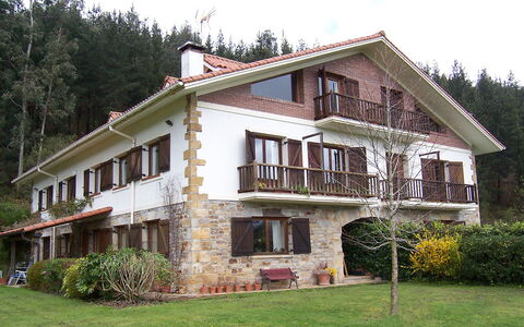 Urdaibai: House, Property, Home, Building, Real Estate, Estate, Architecture, Residential Area, Cottage, Roof