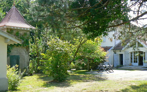Le Chant des Milans: Plant, Building, Tree, House, Shade, Window, Branch, Land Lot, Neighbourhood, Natural Landscape
