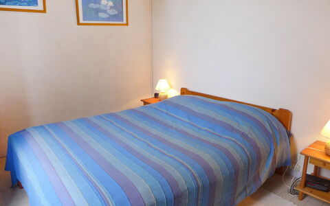 Le Chant des Milans: Bedroom, Bed, Furniture, Bed Sheet, Room, Property, Bed Frame, Bedding, Wall, Mattress
