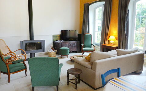 Le Chant des Milans: Living Room, Room, Furniture, Property, Interior Design, Building, Table, Real Estate, Suite, Floor