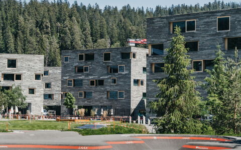 Laax 600: Plant, Building, Property, Window, Sky, Tree, Architecture, Urban Design, Land Lot, Neighbourhood