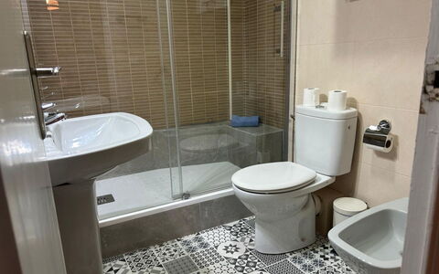 Eixample Esq Rocafort Diputacio: Toilet Seat, Bathroom, Toilet, Plumbing Fixture, Flooring, Floor, Interior Design, Sink, Plumbing, Bathroom Sink
