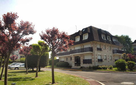 Deauville-Trouville 191: Plant, Sky, Building, Property, Window, Tree, House, Land Lot, Urban Design, Road Surface