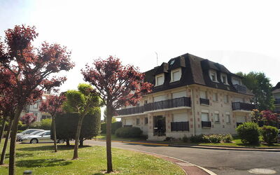 Deauville-Trouville 191: Plant, Sky, Building, Property, Window, Tree, House, Land Lot, Urban Design, Road Surface