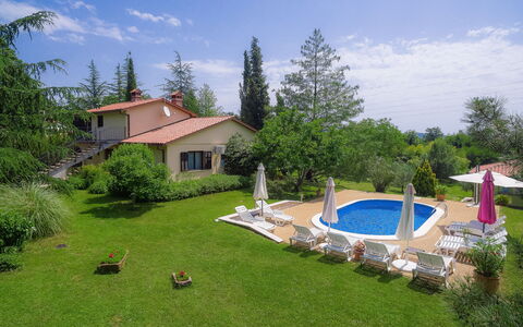 Labin 400: Cloud, Sky, Plant, Building, Tree, Swimming Pool, House, Water, Land Lot, Grass