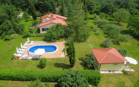 Labin 400: Plant, Property, Green, Natural Landscape, Tree, Sky, Building, Vegetation, Land Lot, House