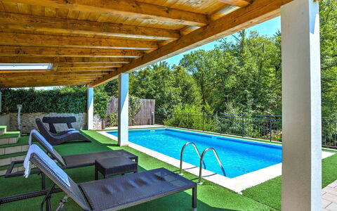 Nicole: Property, Swimming Pool, Grass, House, Building, Leisure, Real Estate, Room, Porch, Backyard