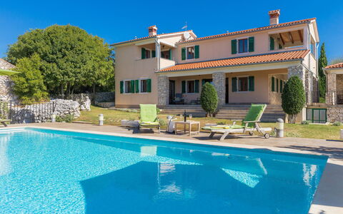 Albina: Water, Plant, Sky, Property, Building, Window, Blue, Swimming Pool, Shade, Tree