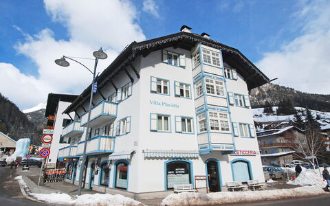 Canazei 900: Cloud, Sky, Building, Window, Mountain, Snow, House, Mountainous Landforms, Slope, Residential Area