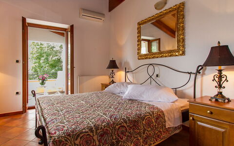 Ana: Bedroom, Bed, Furniture, Room, Bed Sheet, Property, Bed Frame, Bedding, Interior Design, Ceiling