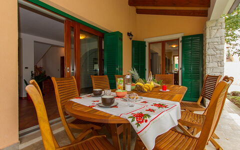 Ana: Property, Dining Room, Room, Furniture, Table, Building, Interior Design, Real Estate, House, Kitchen & Dining Room Table
