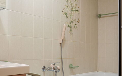 Valet de Coeur: Plumbing Fixture, Bathtub, Interior Design, Bathroom, Wood, Wall, Flooring, Floor, Line, Plumbing