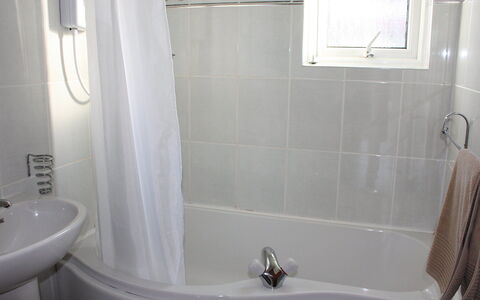 Ewan'S: Bathtub, Plumbing Fixture, Tap, Property, Photograph, White, Bathroom, Black, Shower