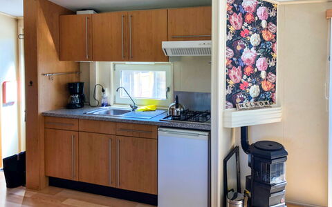 Wieringen 200: Cabinetry, Countertop, Kitchen Sink, Product, Building, Sink, Kitchen Appliance, Kitchen Stove, Interior Design, Wood