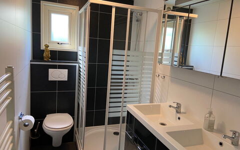 Wieringen 200: Mirror, Plumbing Fixture, Tap, Sink, Property, Bathroom Sink, Building, Bathroom, Lighting, Purple