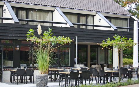 Lochem 500: House, Property, Home, Building, Siding, Residential Area, Roof, Real Estate, Tree, Yard