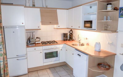 Accommodation:&nbsp;4L 500.4