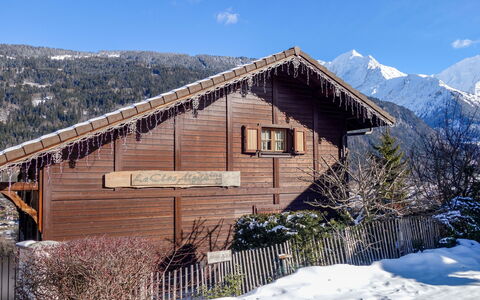 Le Clos Alpin: Sky, Building, Plant, Window, Mountain, Snow, Cloud, Natural Landscape, House, Slope