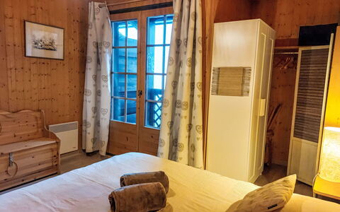 Le Clos Alpin: Furniture, Wood, Interior Design, Floor, Flooring, Ceiling, Bedroom, Bed, Room, Bed Sheet