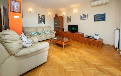 Matko: Picture Frame, Furniture, Property, Couch, Table, Building, Comfort, Houseplant, Lighting, Living Room