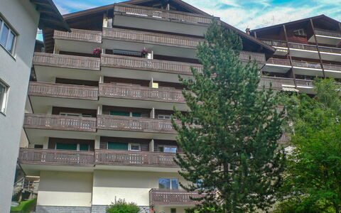 Zermatt 30: Cloud, Building, Sky, Daytime, Window, Plant, Urban Design, Architecture, Neighbourhood, Condominium