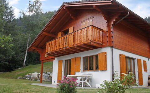 Elorian: House, Home, Property, Building, Cottage, Real Estate, Roof, Siding, Facade, Architecture
