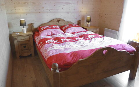 Elorian: Bedroom, Bed, Furniture, Bed Sheet, Room, Bed Frame, Property, Mattress, Bedding, Floor