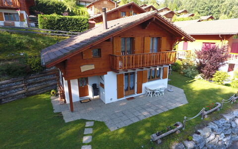 Elorian: Plant, Building, Window, Property, Tree, House, Wood, Land Lot, Leisure, Grass