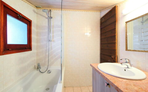 L'Piri: Mirror, Tap, Plumbing Fixture, Property, Sink, Building, Bathroom Sink, Bathroom, Wood, Lighting
