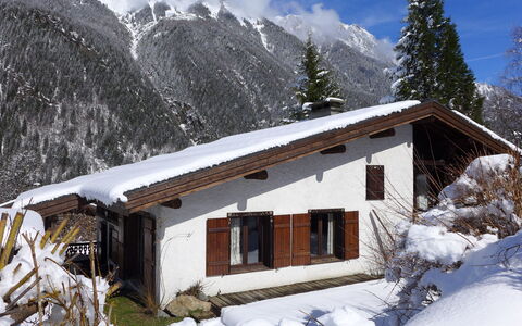 L'Piri: Snow, Sky, Plant, Building, Cloud, Mountain, Property, Window, Tree, House