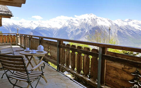 Rêves des Alpes: Sky, Snow, Property, Mountain, Cloud, Nature, Fence, Wood, Building, Lighting